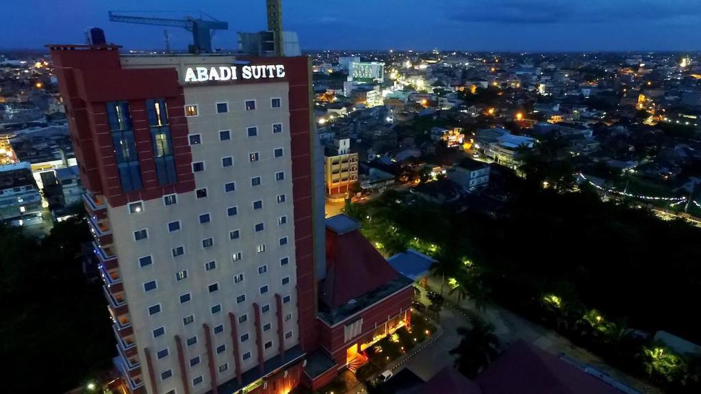 Blick auf ein Gebäude in der Nacht in der Unterkunft Abadi Suite Hotel & Tower in Jambi