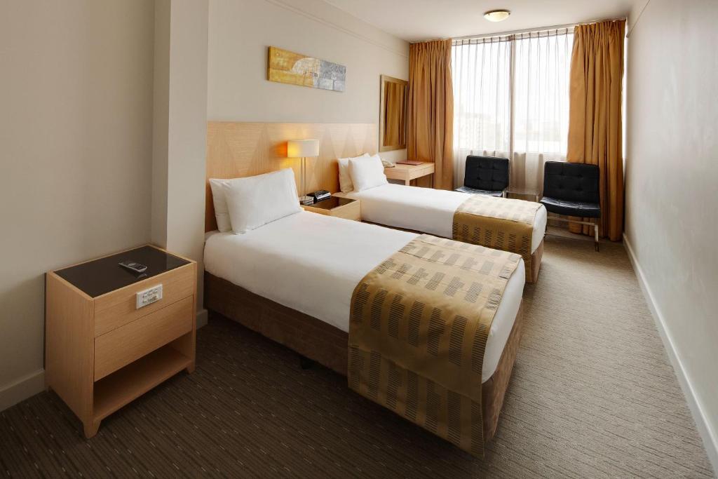 Postel nebo postele na pokoji v ubytování Quality Hotel Ambassador Perth