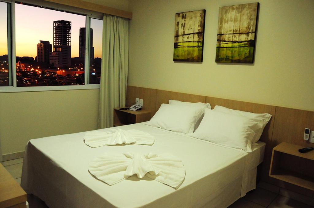 Un pat sau paturi într-o cameră la Savana Hotel