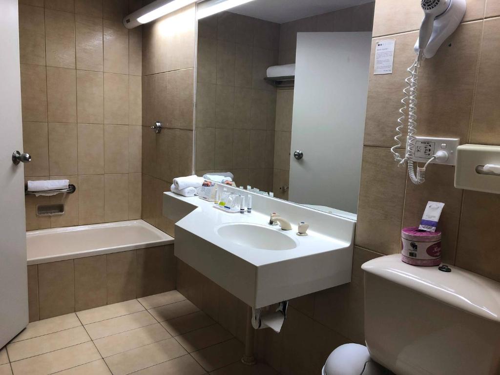 Koupelna v ubytování Quality Hotel Ambassador Perth