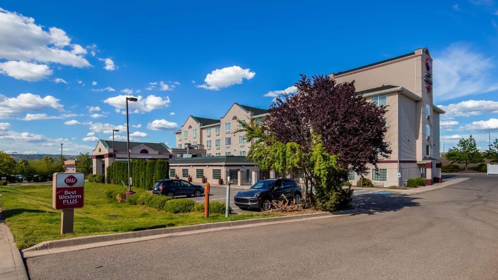 a street in front of a building with a no parking sign at Best Western Plus Liberty Lake Inn in Spokane Valley
