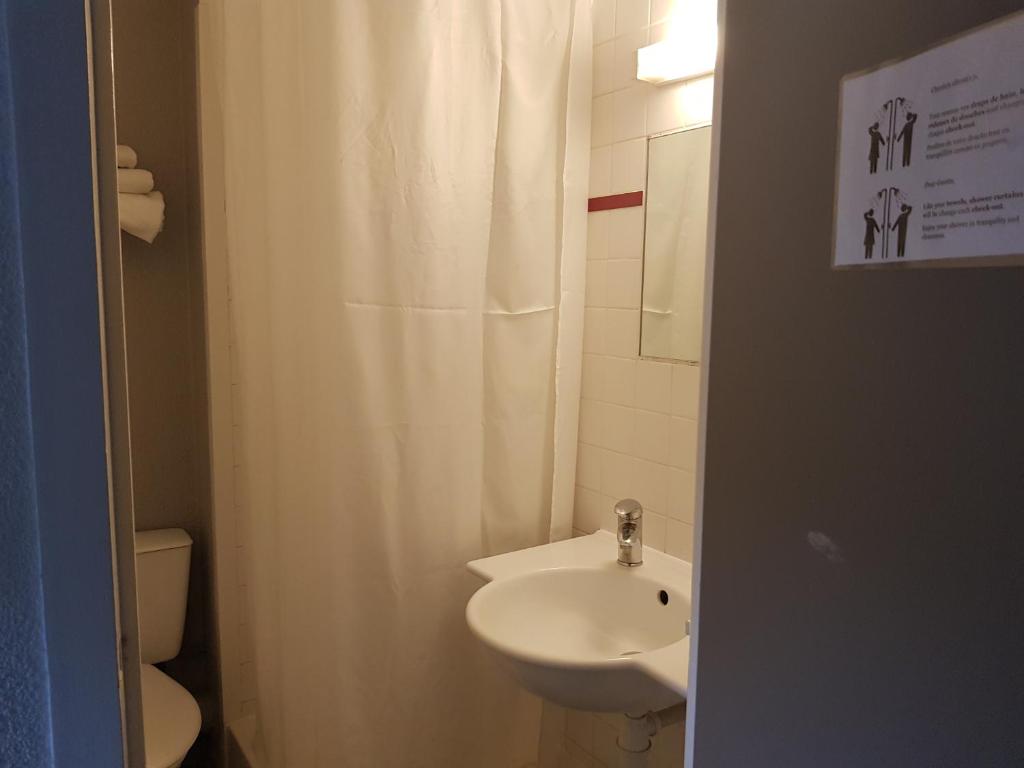 Koupelna v ubytování Hotel Inn Design Laon