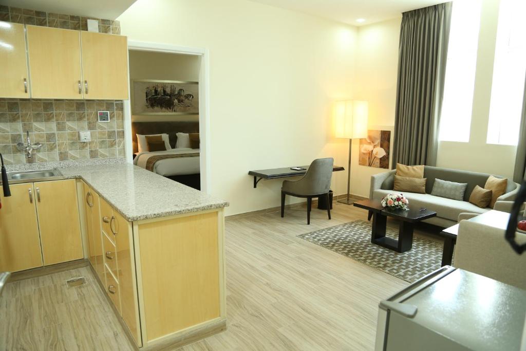 مطبخ أو مطبخ صغير في Uptown Hotel Apartment Fujairah By Gewan