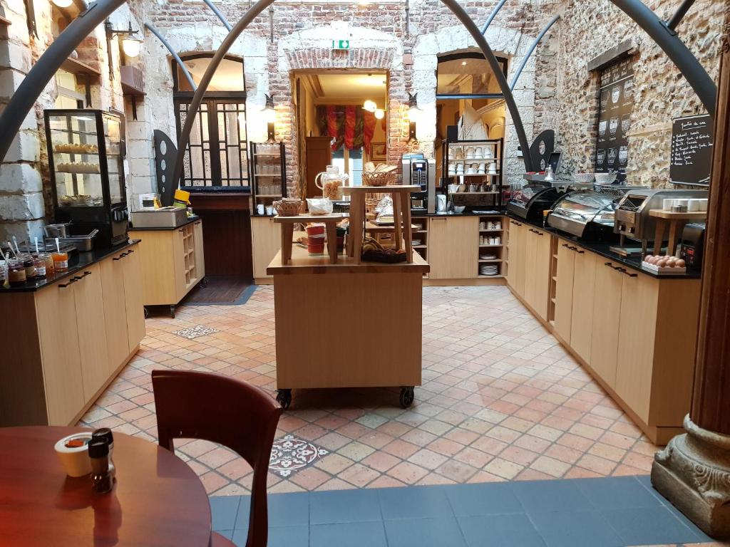 Restaurace v ubytování Logis Hôtel & Restaurant - Les Hauts de Montreuil
