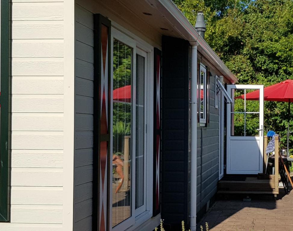 een zwart huis met een raam aan de zijkant bij De Zeeuwse Lûûkjes 2 in Baarland