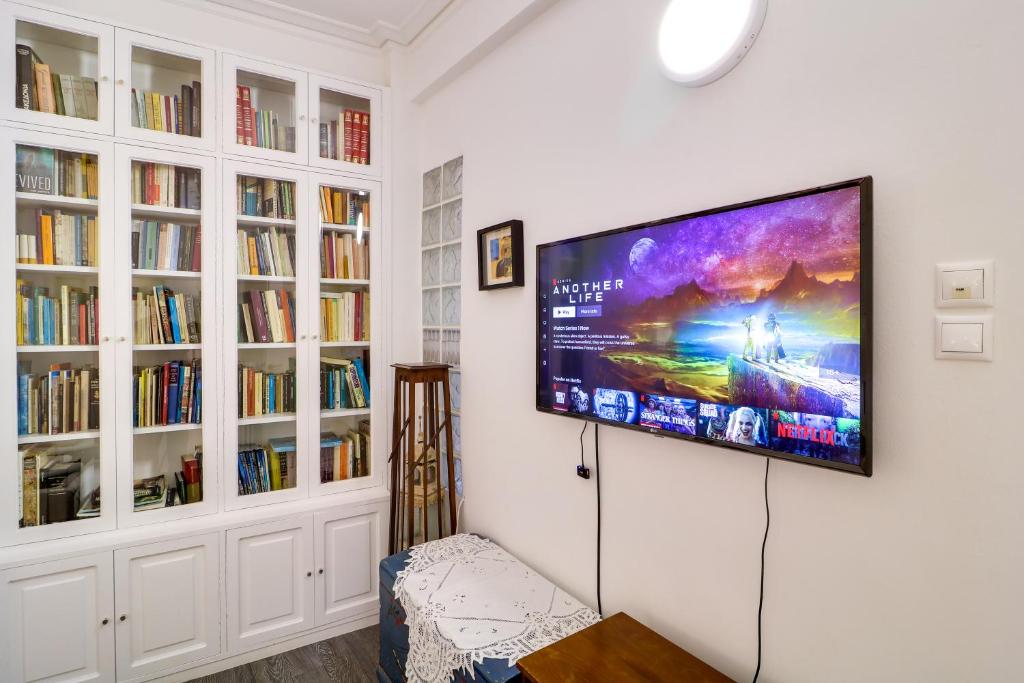 Televízia a/alebo spoločenská miestnosť v ubytovaní Plaka Elegant Apartment