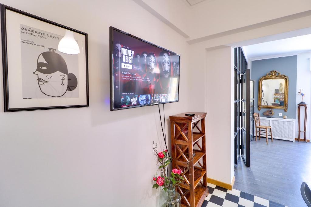 Televízia a/alebo spoločenská miestnosť v ubytovaní Plaka Elegant Apartment