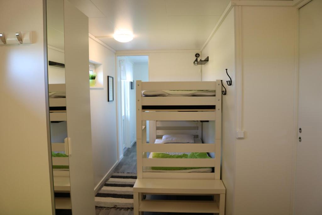 Palanda nebo palandy na pokoji v ubytování Kärraton Stugor