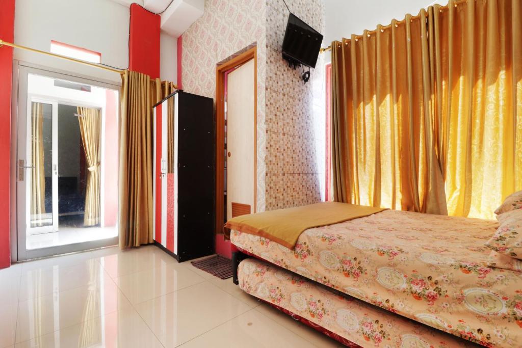 a bedroom with a bed and a window at Homestay Setiabudi in Bandung