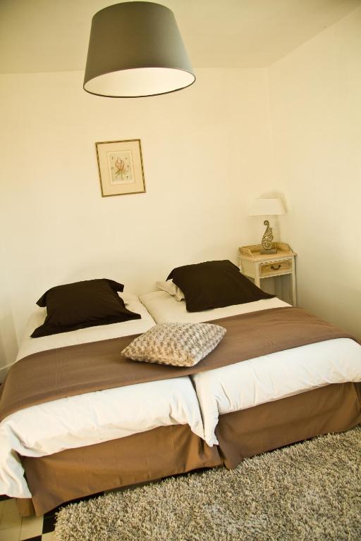 a bedroom with two beds and a lamp at Villa des Groseilliers Spa Practice golf moutons in Loison-sur-Créquoise