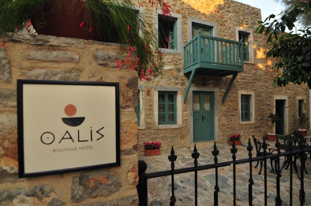 Oalis Boutique Hotel في بودروم: مبنى فيه لافته امام سياج