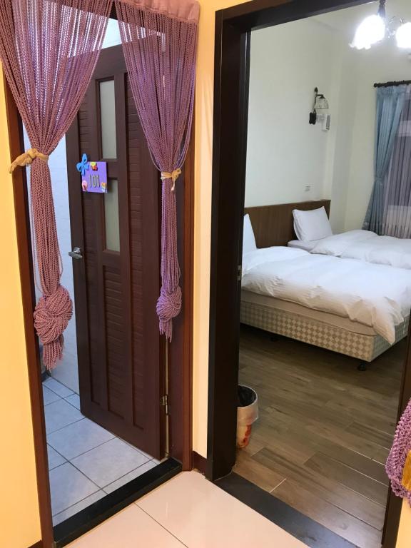 Postel nebo postele na pokoji v ubytování Hometown Times Homestay