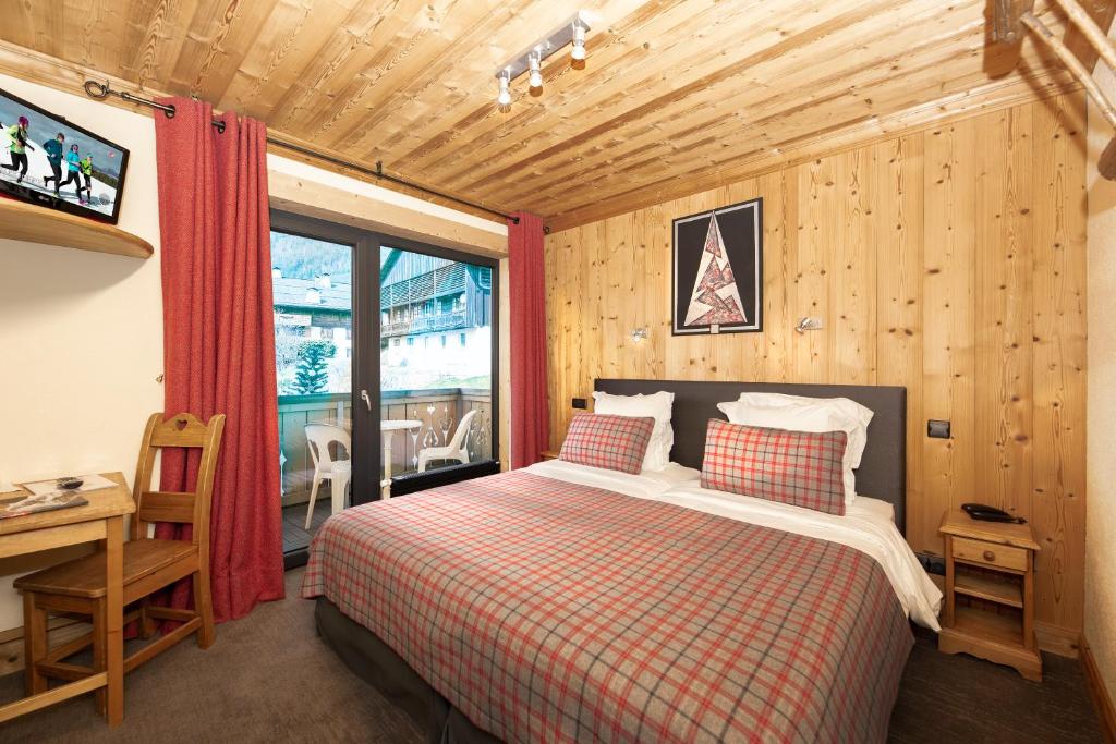 Postel nebo postele na pokoji v ubytování Hôtel-Chalet Les Ecureuils Restaurant, Piscine, Jardin Garage