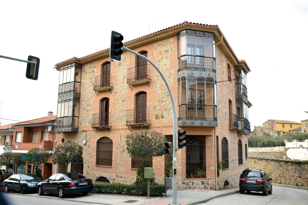 a traffic light in front of a brick building at Apartamentos Turísticos La Posada in Oropesa