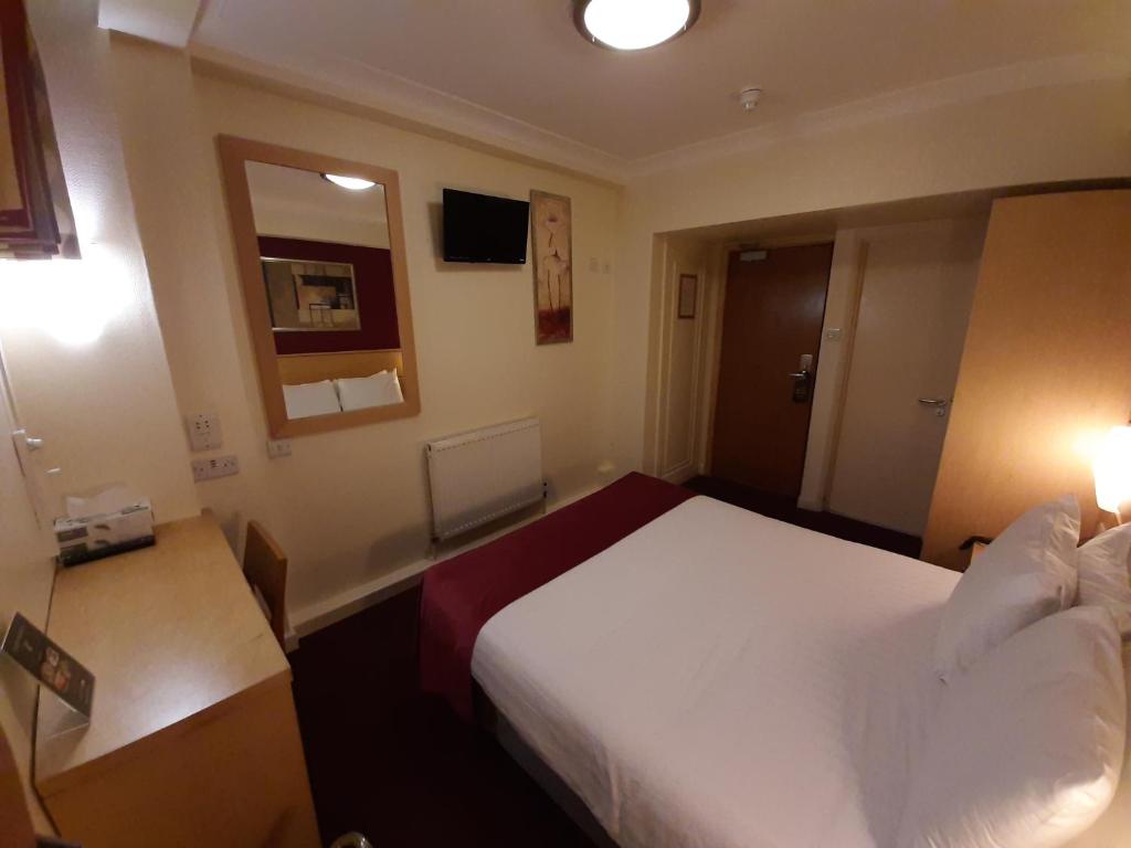 Postel nebo postele na pokoji v ubytování Americana Hotel