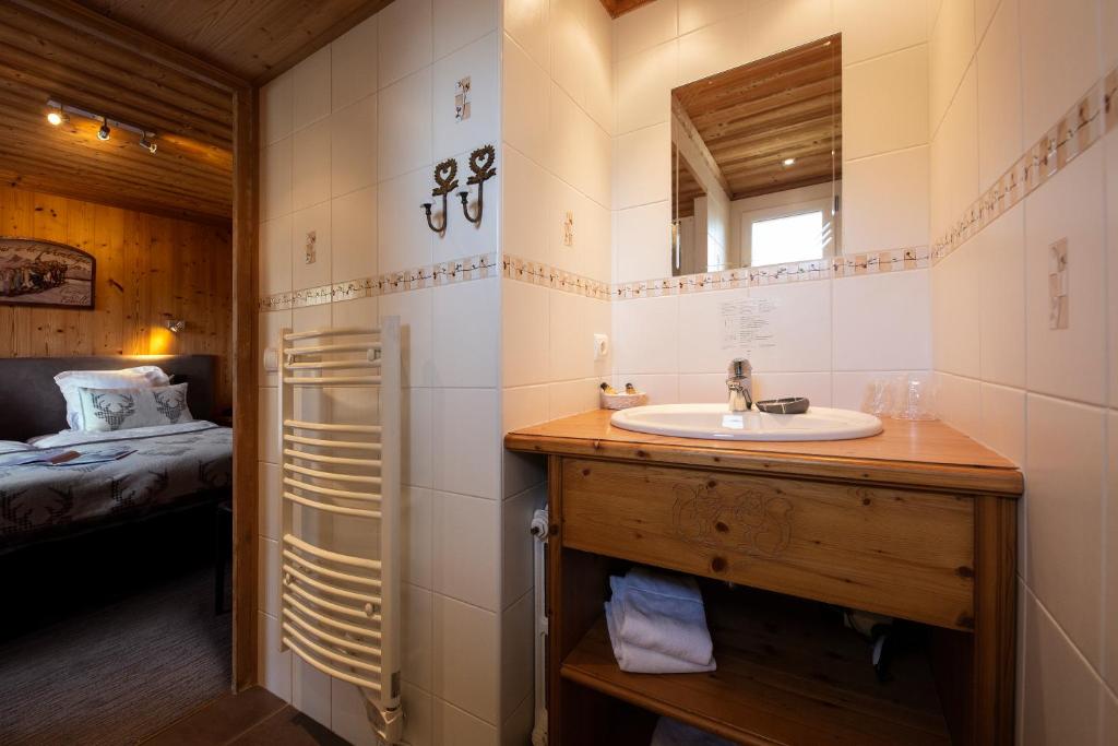 Postel nebo postele na pokoji v ubytování Hôtel-Chalet Les Ecureuils Restaurant, Piscine, Jardin Garage