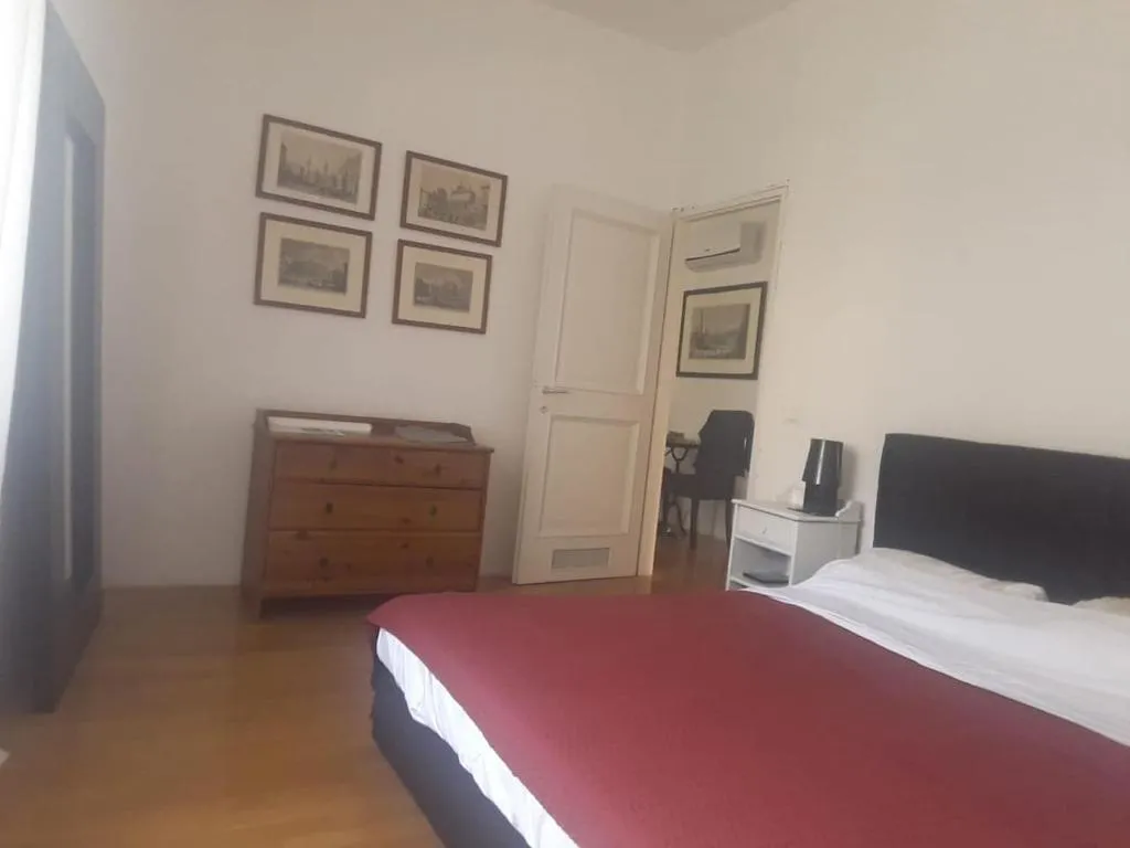 Casa sul Lungotevere, Roma, Italia