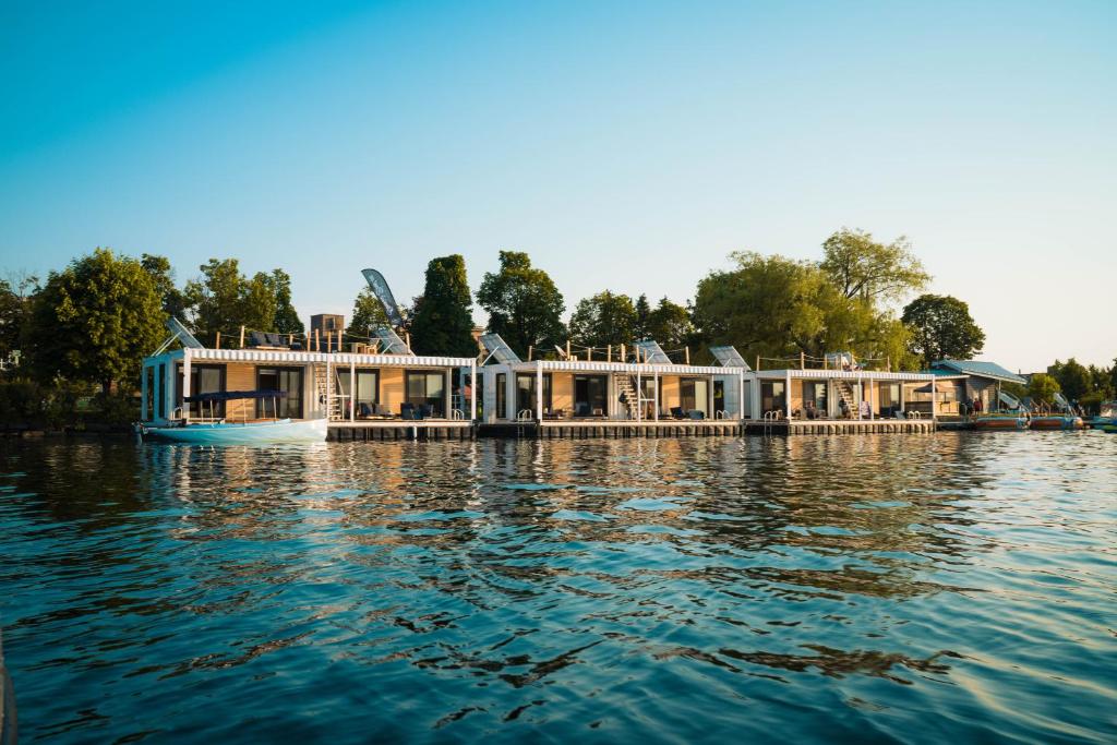 uma casa sobre a água ao lado de um lago em Flotel em Salaberry de Valleyfield