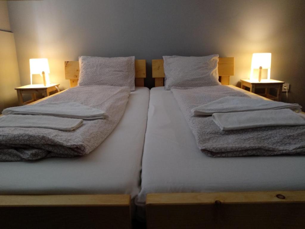 Postel nebo postele na pokoji v ubytování HoBar Hostel