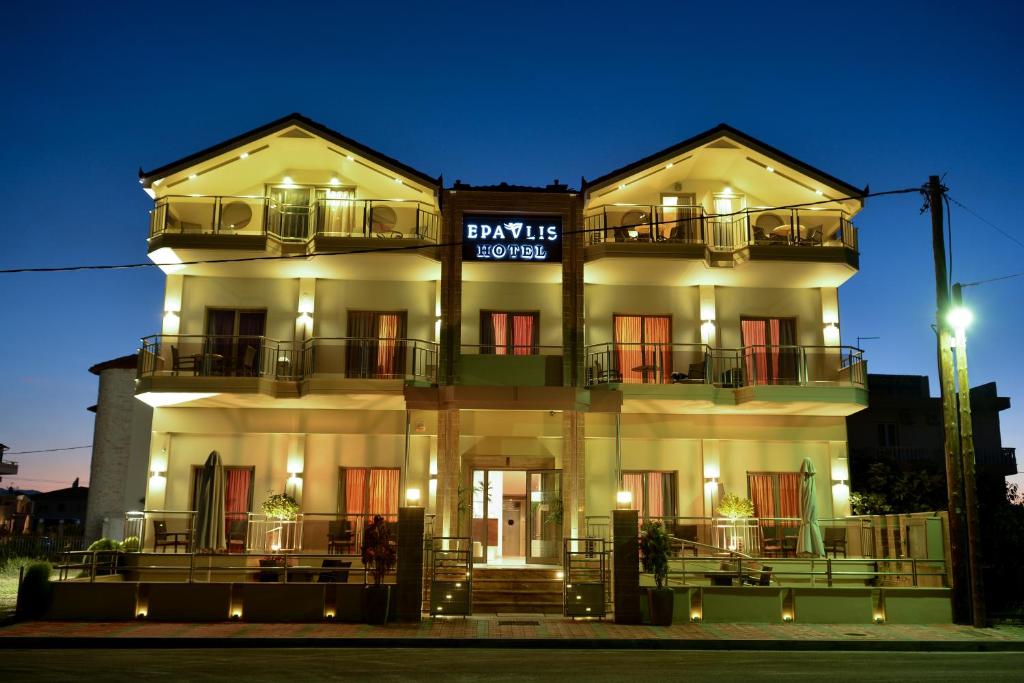 um grande edifício branco com um cartaz em Hotel Epavlis Eleftheriadi em Paralia Katerinis