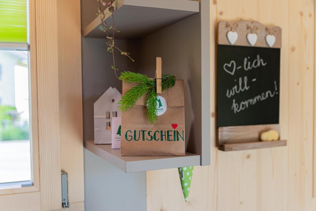 Certifikát, hodnocení, plakát nebo jiný dokument vystavený v ubytování Fiechtehüsli (tiny house)