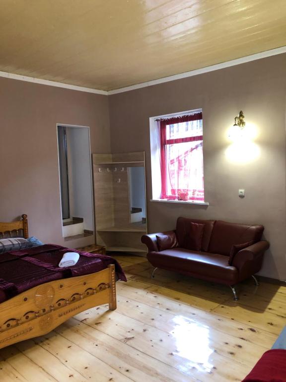 Posezení v ubytování Travel Inn House Mestia • მოგზაურის სახლი