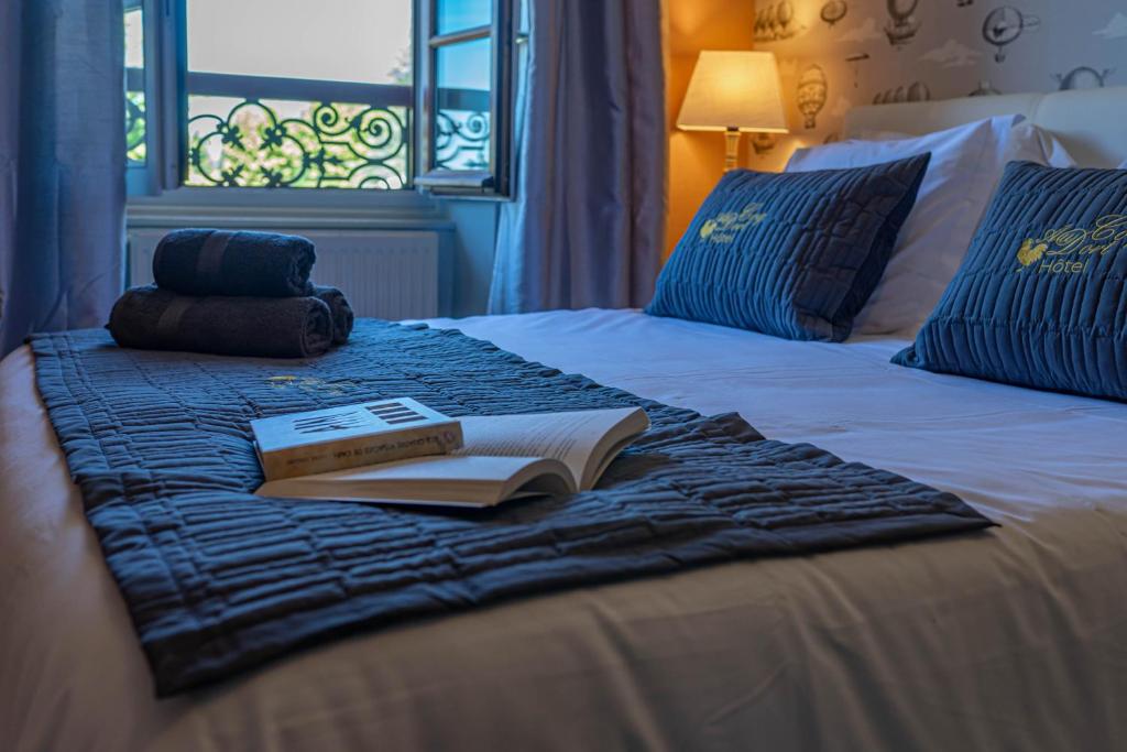 Postel nebo postele na pokoji v ubytování Hôtel Au Coq Dort Spa