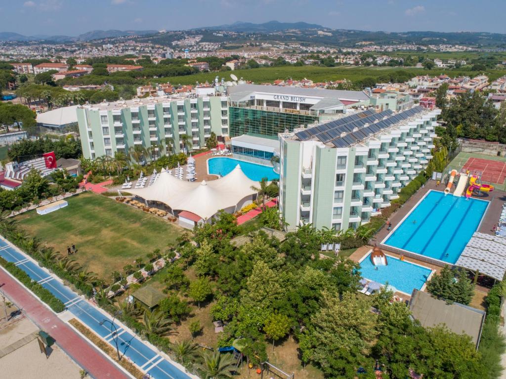 einen Luftblick auf ein Resort mit einem Pool in der Unterkunft Grand Belish Hotel in Güzelçamlı