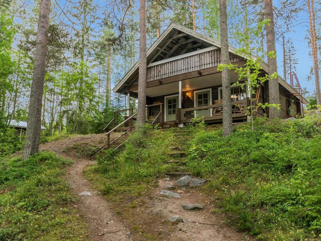 une maison dans les bois avec un chemin de terre menant à elle dans l'établissement Holiday Home Keskimökki by Interhome, à Tasapää