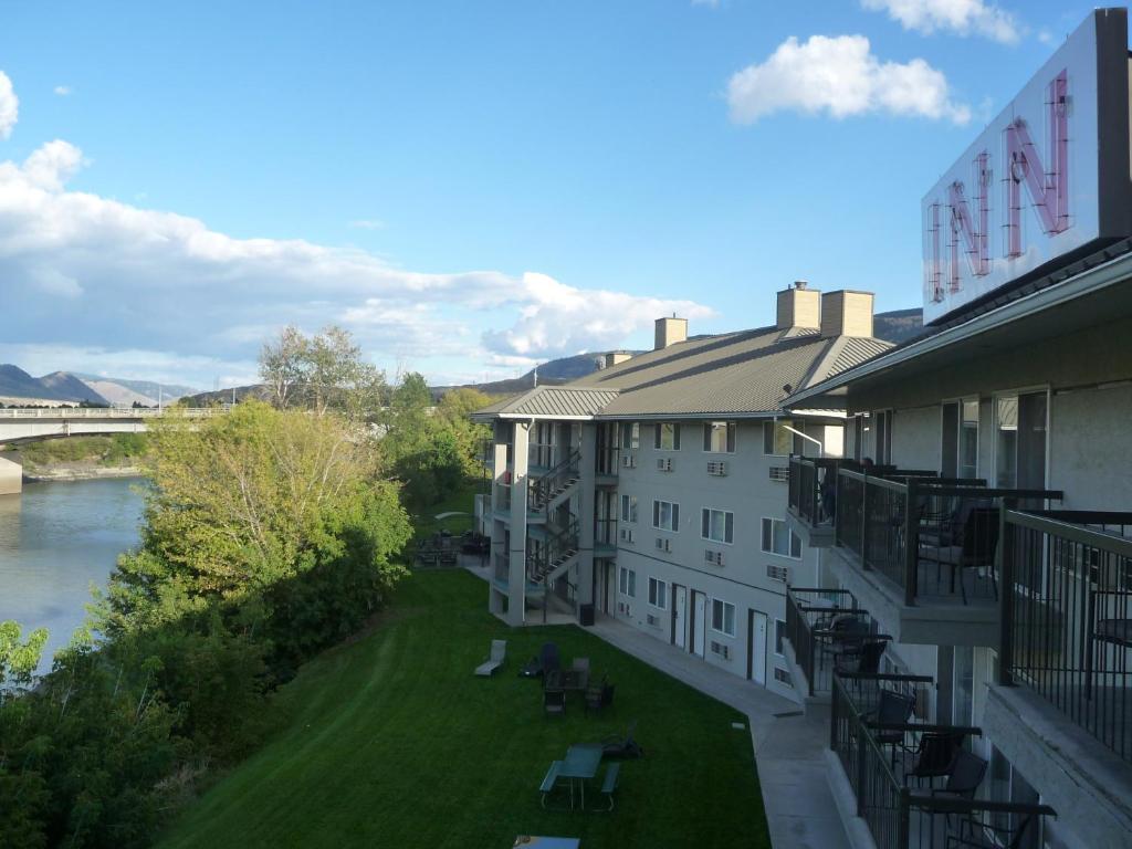 Výhled na řeku, která protéká v blízkosti hotelu