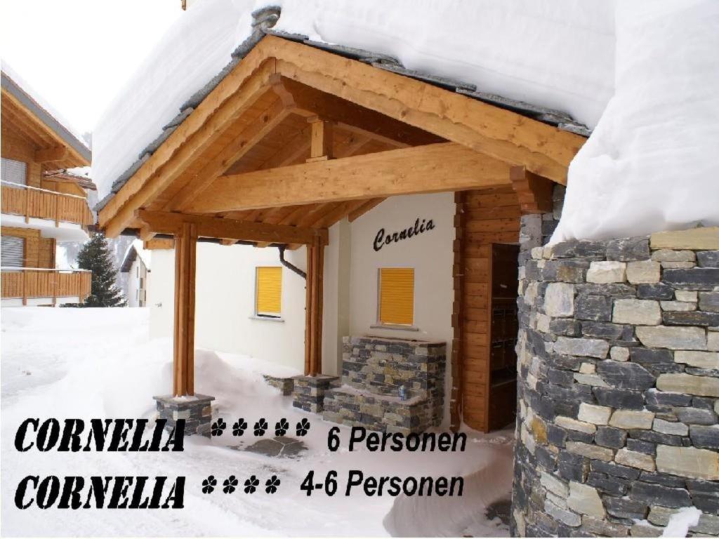 サースフェーにあるApartment Cornelia 25 by Interhomeの雪屋根の建物