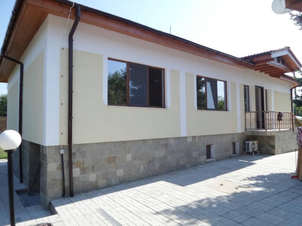 Novo Selo的住宿－Къща ДУНАВСКИ РАЙ，窗户房屋的 ⁇ 染