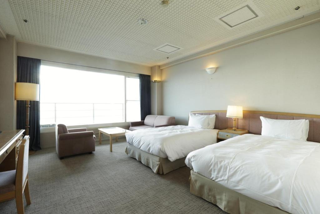 Postel nebo postele na pokoji v ubytování Shirahama Key Terrace Hotel Seamore