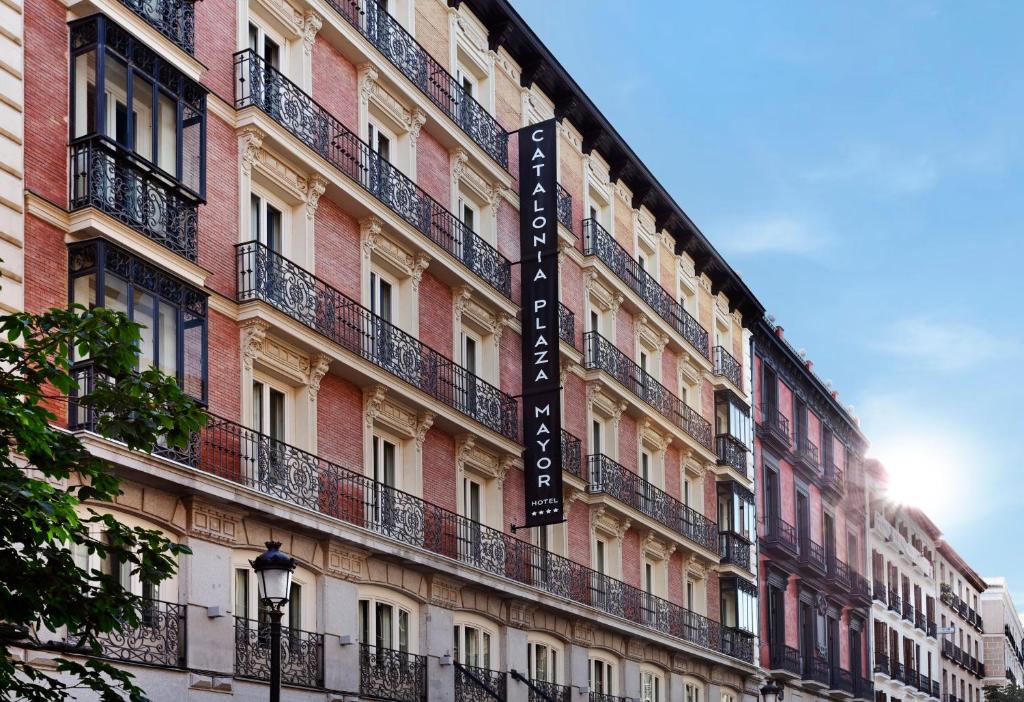 un edificio con un cartel en el costado en Catalonia Plaza Mayor en Madrid