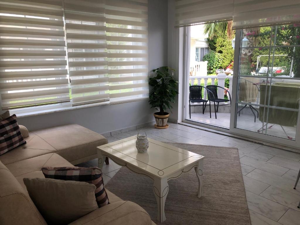 Posezení v ubytování BELKA GOLF RESİDENCE Deluxe apt Poolside BELEK