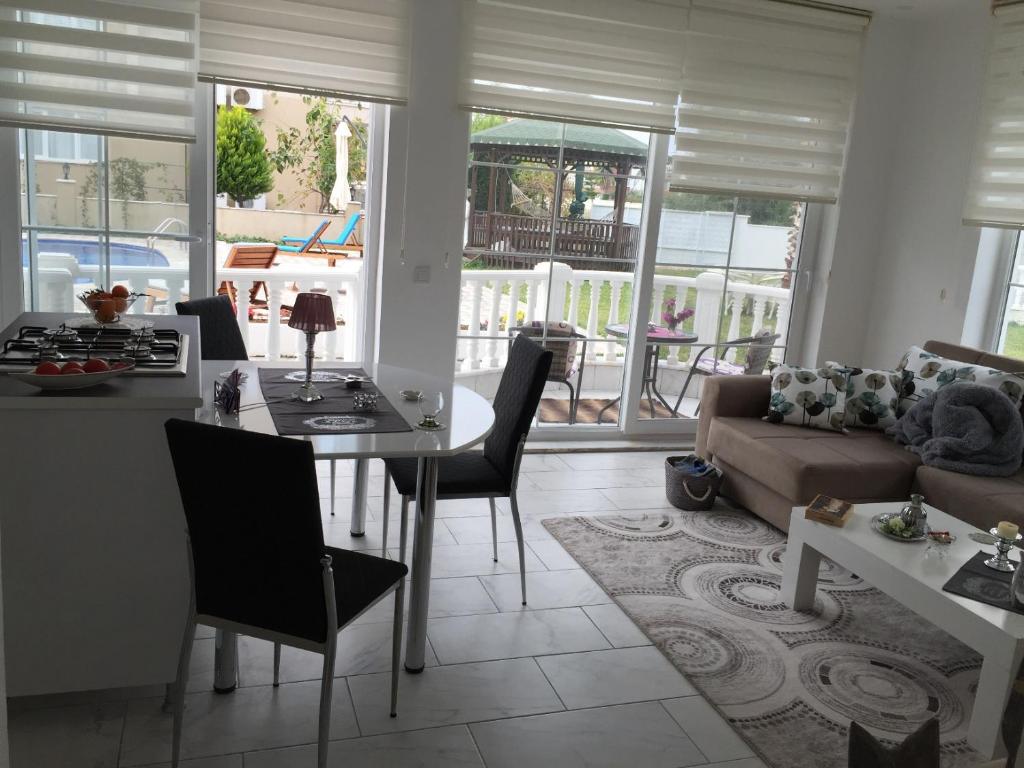 Posezení v ubytování BELKA GOLF RESİDENCE Deluxe apt Poolside BELEK