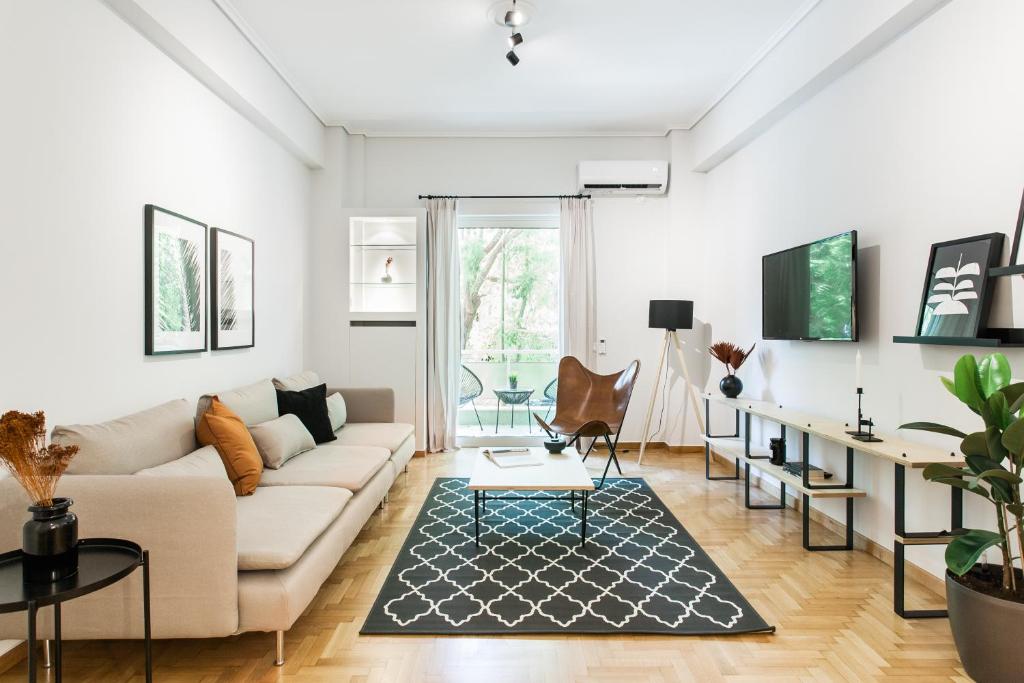 sala de estar con sofá y mesa en Bright 2BD Apartment in Psychiko by UPSTREET, en Atenas