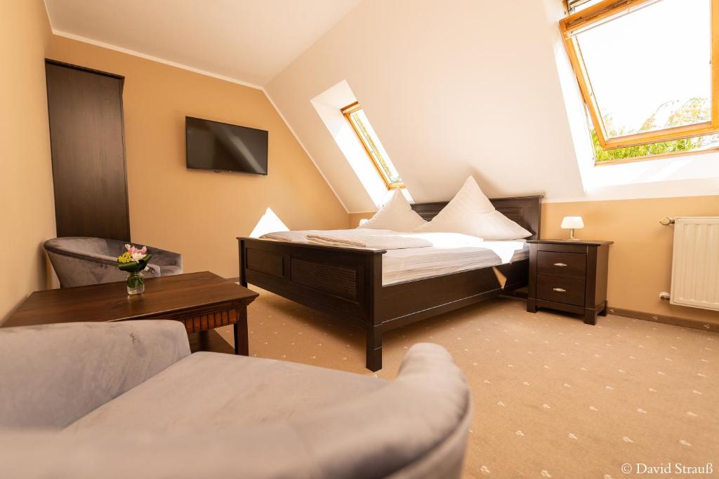 A bed or beds in a room at Hotel Wasserschlößchen