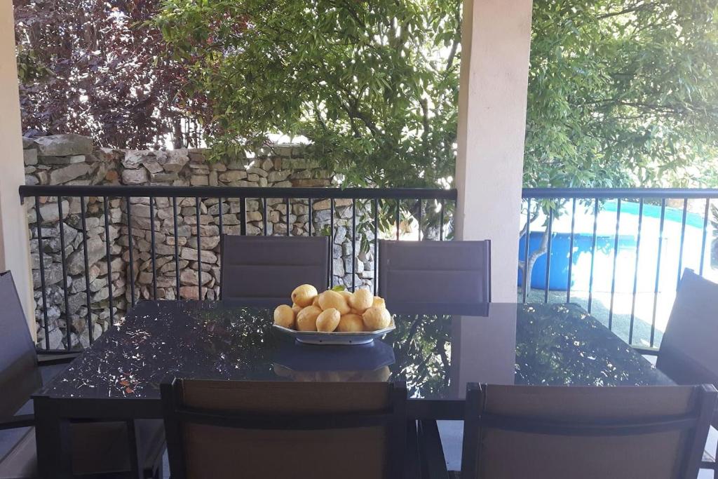 Miska owoców siedząca na stole na patio w obiekcie Ca´n Buniferri w mieście Randa