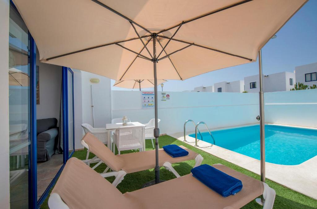Bazén v ubytování Villas Puerto Rubicon nebo v jeho okolí