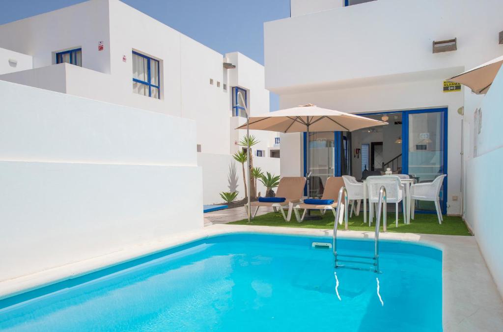 Bazén v ubytování Villas Puerto Rubicon nebo v jeho okolí