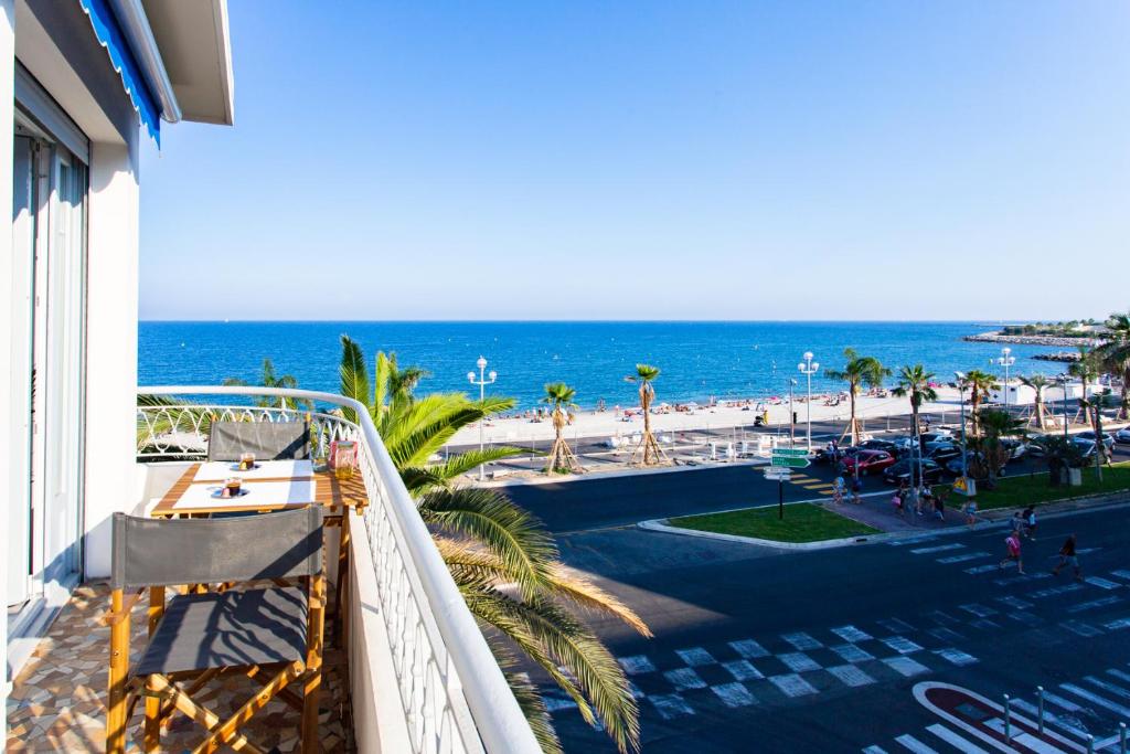 balcone con vista sulla spiaggia e sull'oceano di #23 Henry IV Vue Panoramique Mer AC & Bright a Nizza