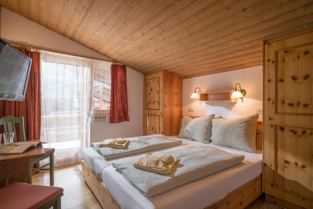 Postel nebo postele na pokoji v ubytování Hotel Mitterhof