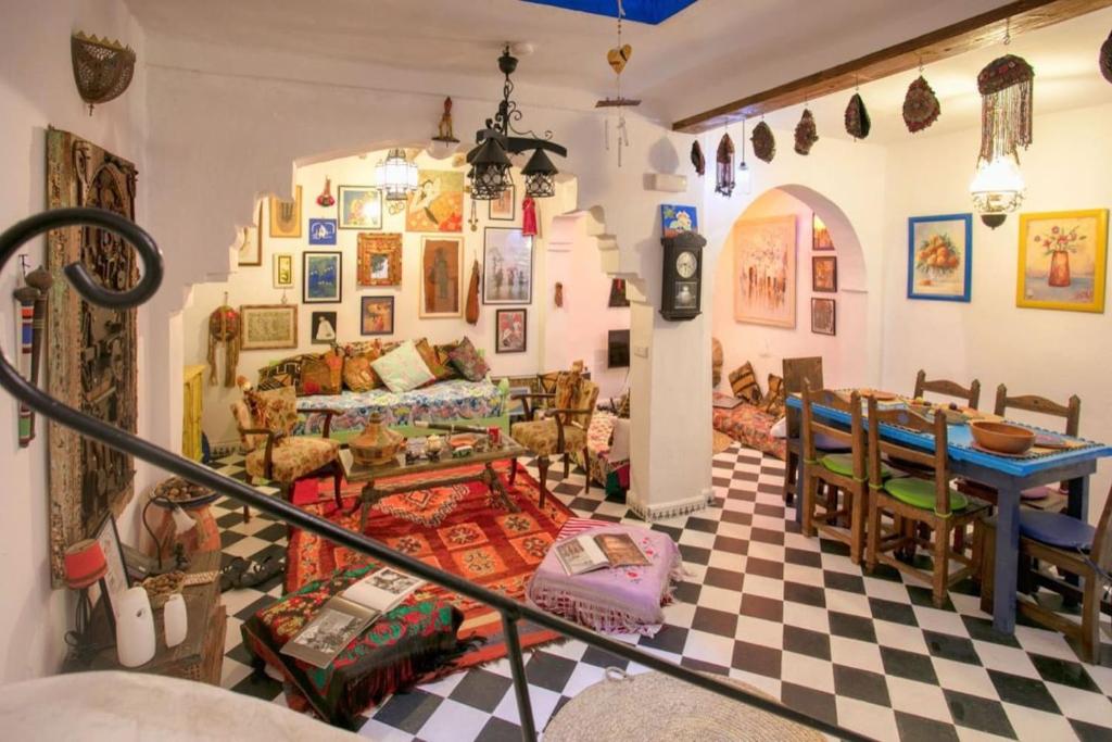 un soggiorno con pavimento a scacchi di Afra House a Chefchaouen