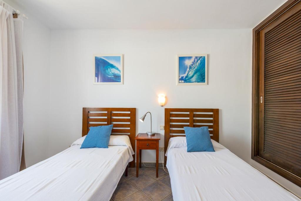 Postel nebo postele na pokoji v ubytování Villas Puerto Rubicon