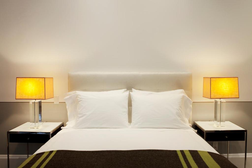 Cama ou camas em um quarto em The Broome