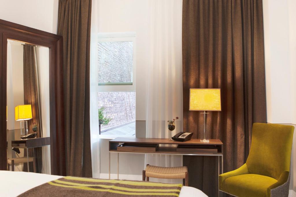 Cama ou camas em um quarto em The Broome