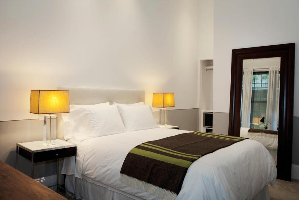 Cama ou camas em um quarto em The Broome
