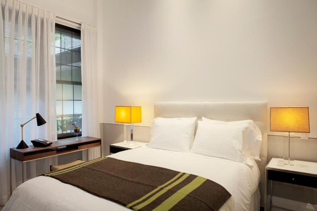 Cama ou camas em um quarto em The Broome