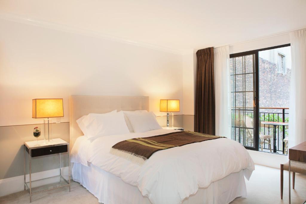 Cama ou camas em um quarto em The Broome